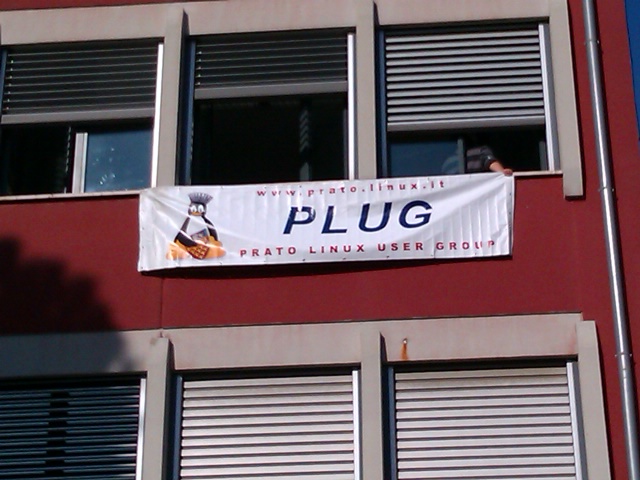 Striscione del Plug al Dagomari di Prato per il LinuxDay 2010
