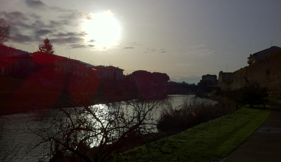 Contro sole lungo il Bisenzio a Prato